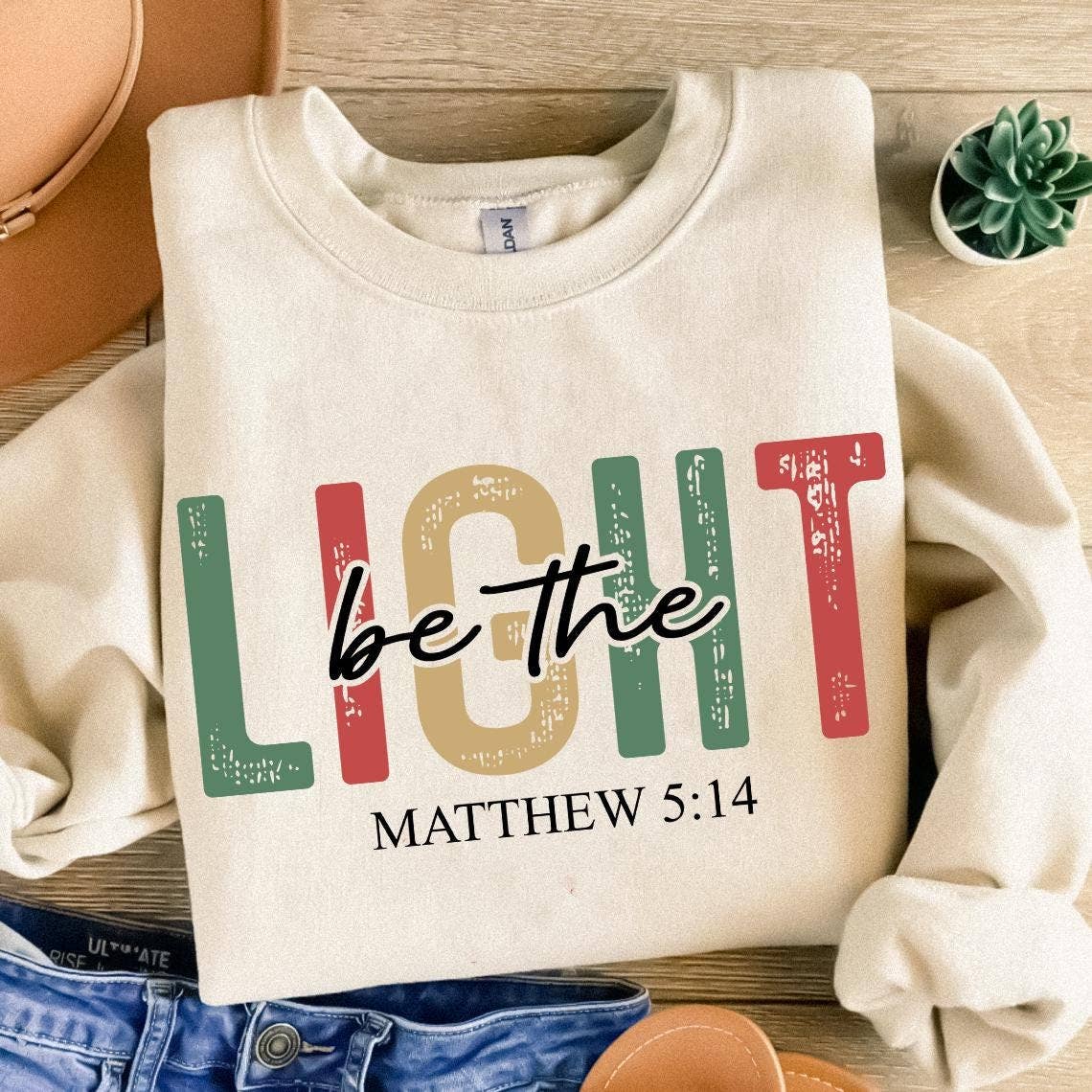 DLT Ecommerce – Engroshandel Grafisk t-shirt - Dame – Vær Lyset Kristne Juletrøje, Religiøs Sweatshirt0