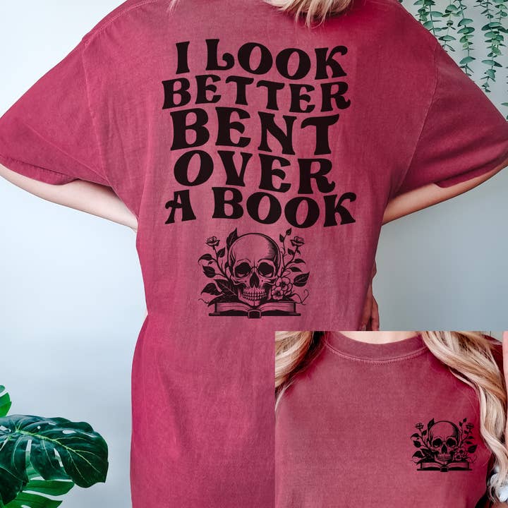 T-shirt illustré I Look Better Bent Over A Book pour la vente par sky’s boutique