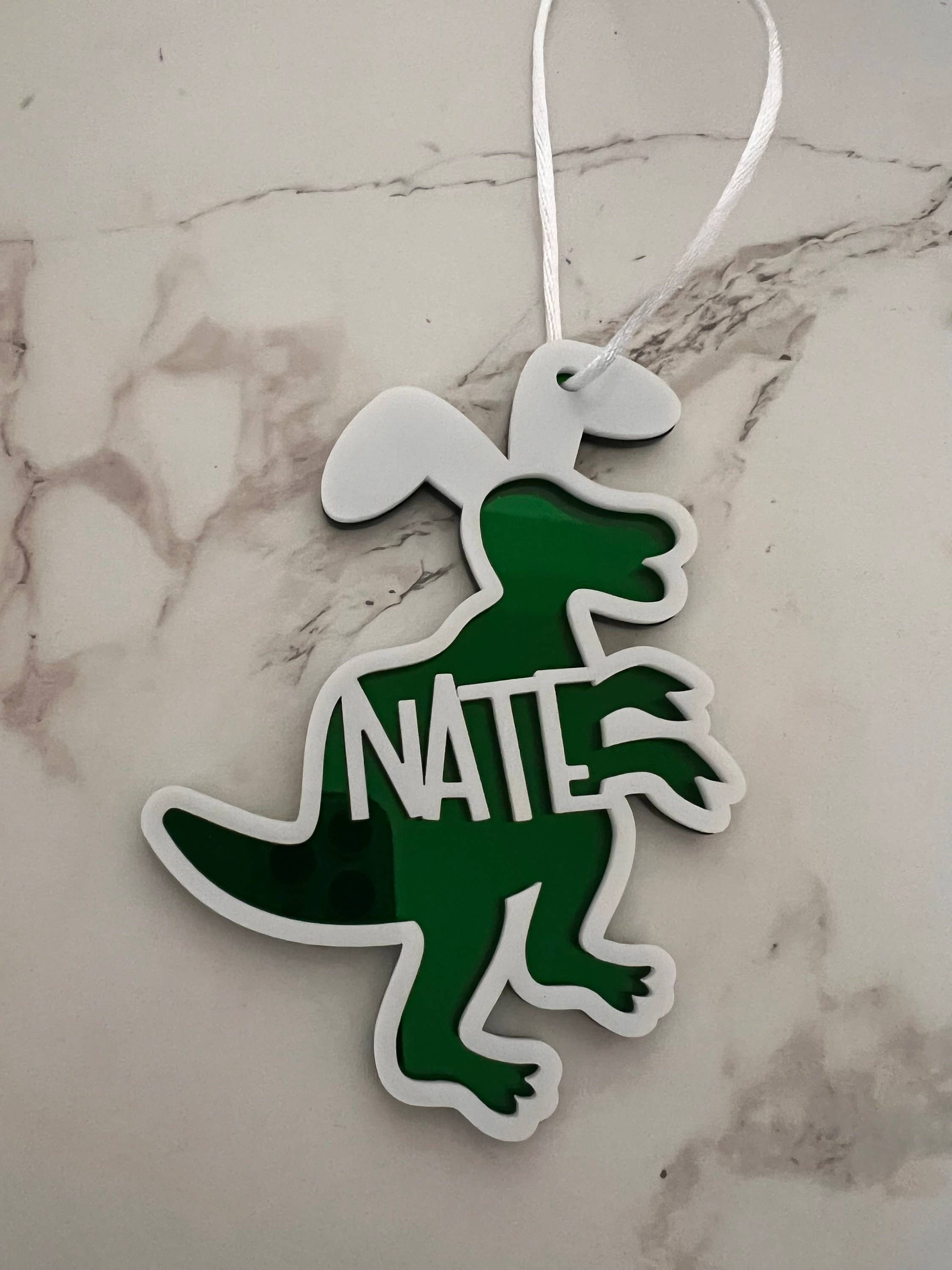 Crafts By Chelle Us - Vente Étiquette cadeau - Étiquette de nom de panier de Pâques dinosaure | Étiquette de panier de Pâques amusante | Étiquette de panier de Pâques personnalisée | Tag laser2