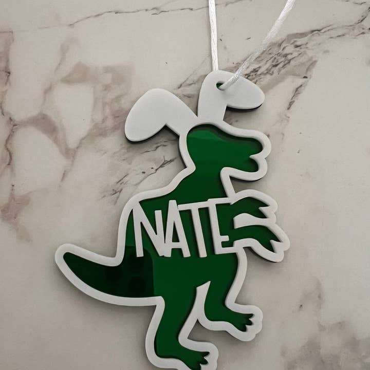 Crafts By Chelle Us - Vente Étiquette cadeau - Étiquette de nom de panier de Pâques dinosaure | Étiquette de panier de Pâques amusante | Étiquette de panier de Pâques personnalisée | Tag laser2