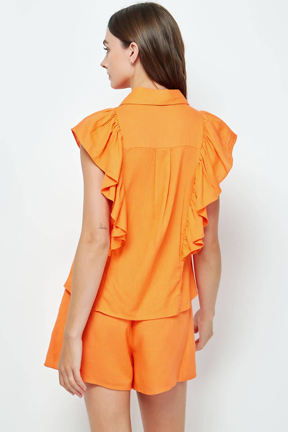 Strut & Bolt - Venta al por mayor Camisa con botones - Mujer - Blusa de lino sin mangas con volantes en los hombros19