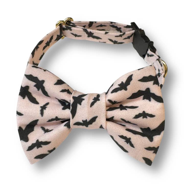 Nœud papillon pour chat d'Halloween - Chauves-souris Très rose clair pour la vente par Whiskers Crafts