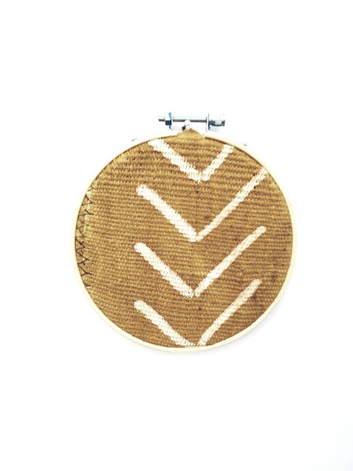 Suspension murale en toile de boue - Moutarde pour la vente par The AfroChic Boutique