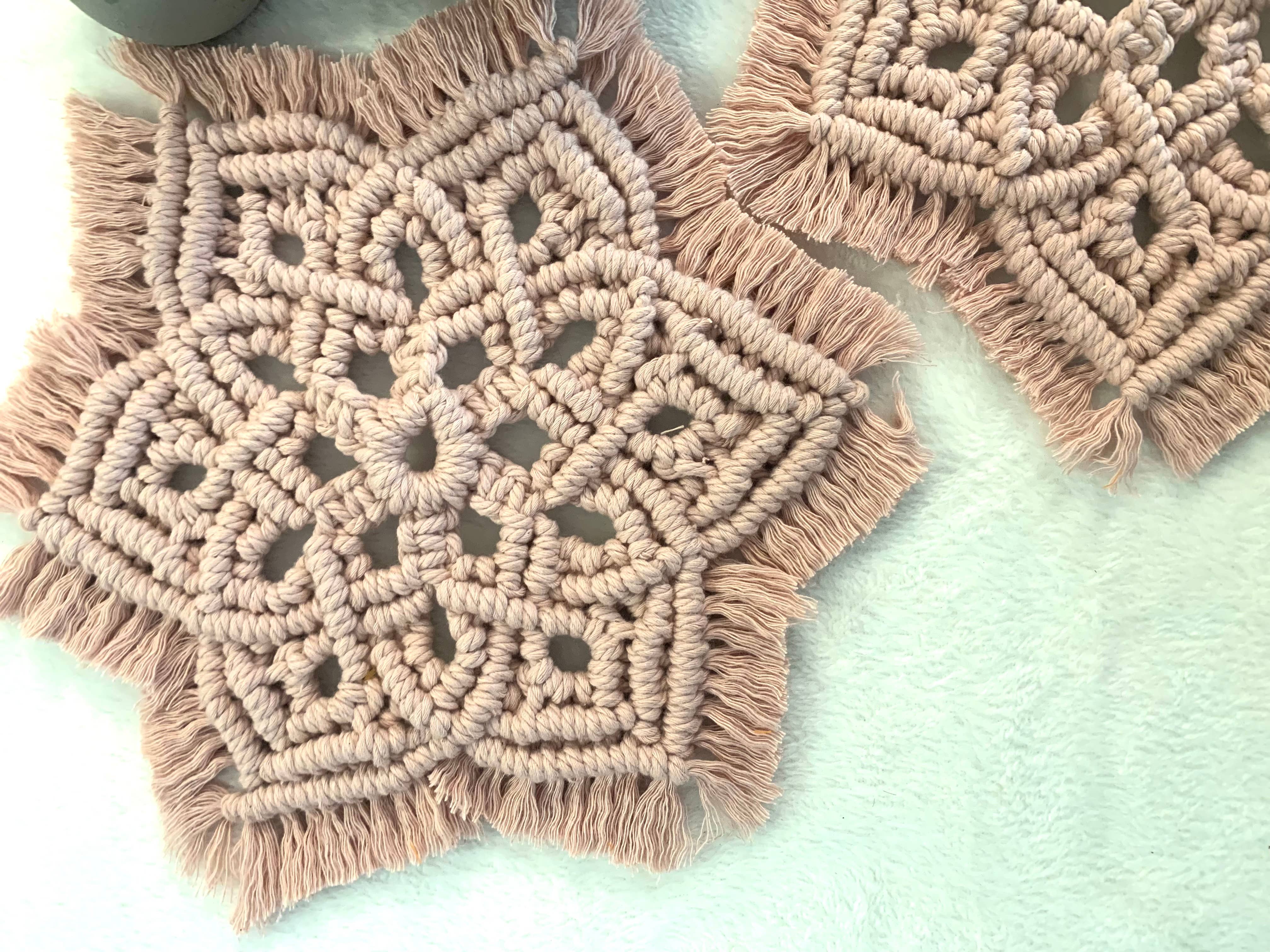 Knotting Studio - Venta al por mayor Posavasos - Juego de dos posavasos de macramé con diseño de mandala | Centre Piece9