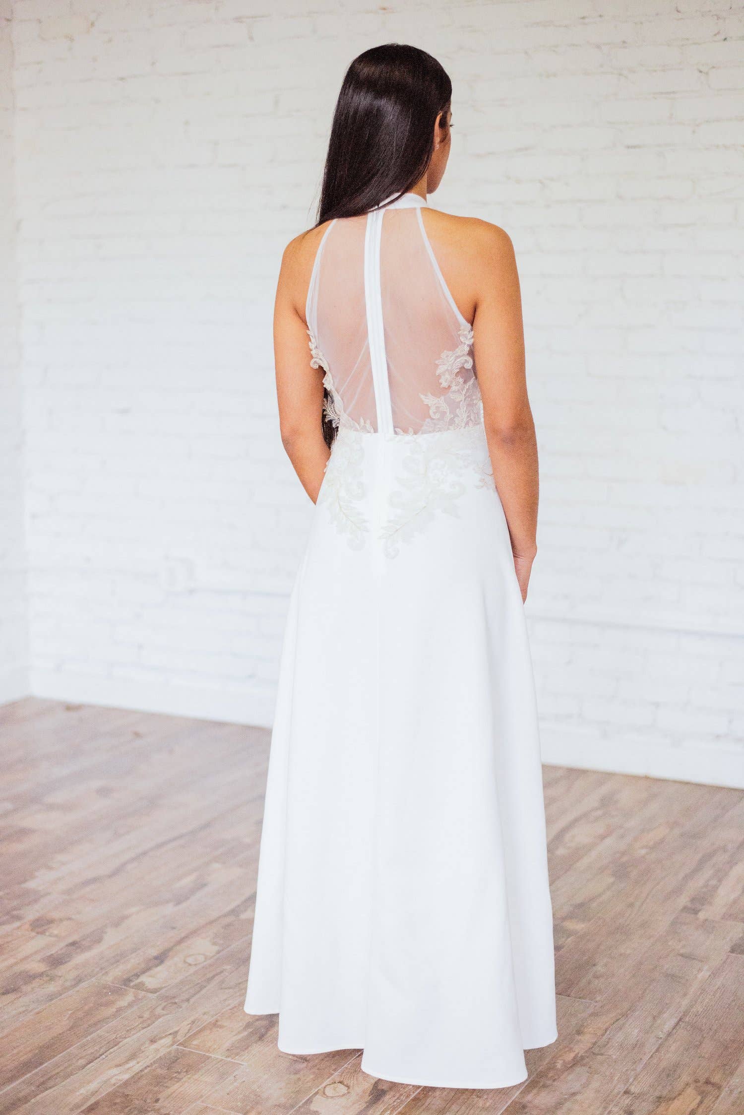 Ariti Kaziris – Großhandel Abendkleid – Damen – Hochzeitskleid mit goldener Filigran-Stickerei und Einblicken3