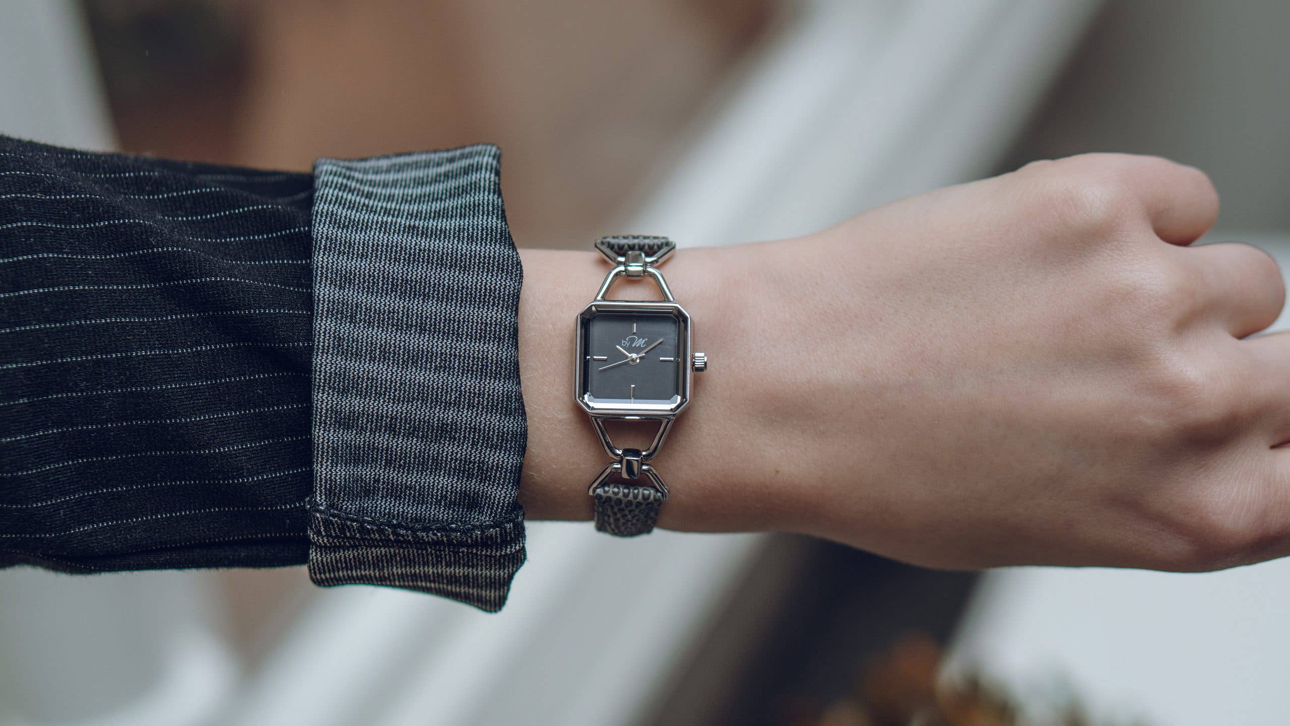 by M degrees – wholesale Armbandsur - Dam – Vintage-inspirerad fyrkantig silverklocka | Grå läderrem5