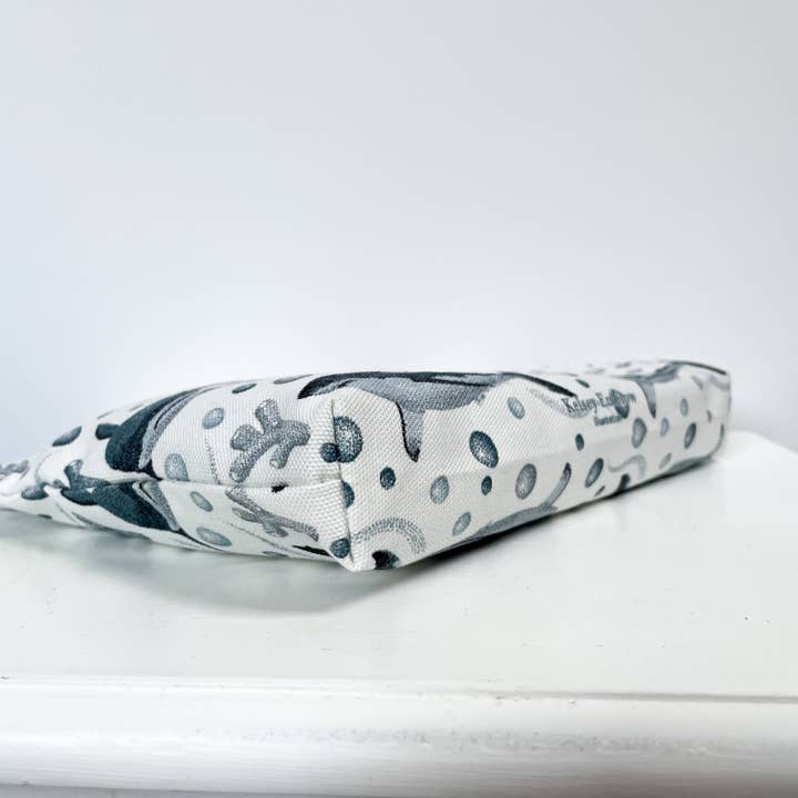 Kelsey Emblow Illustration - Vente Trousses de maquillage/cosmétique - Pochette Coral Shark en coton biologique (blanc)3