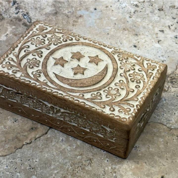 Håndskåret trææske med himmelsk måne og stjerner til opbevaring for engroshandel hos Lungta Imports