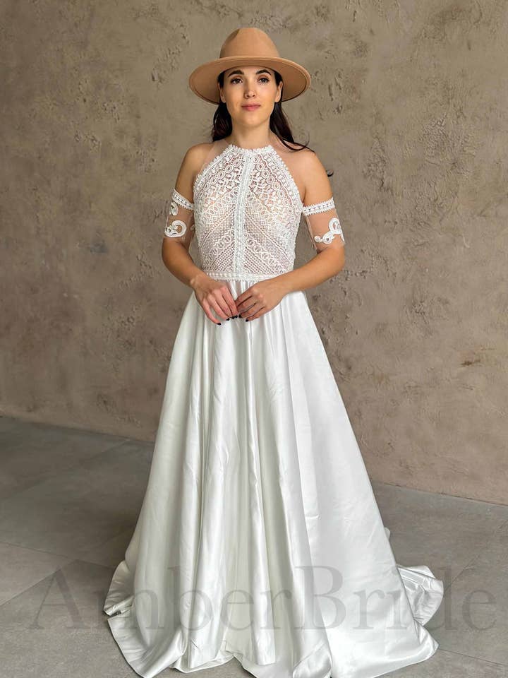 Abito da sposa boho a trapezio con collo alto, top in pizzo, design senza maniche e gonna in raso. per la vendita all'ingrosso da parte di Amber Commerce Group, MB