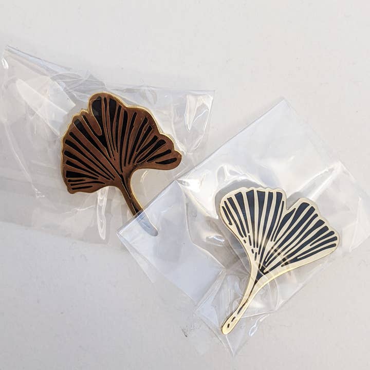 Set di spille smaltate con foglie di gingko per la vendita all'ingrosso da parte di Amy in the Aether Art