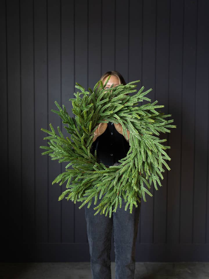 Norfolk Pine Real Touch kunstkerstkrans 24" Luxe B Co. voor wholesale door Luxe B Co