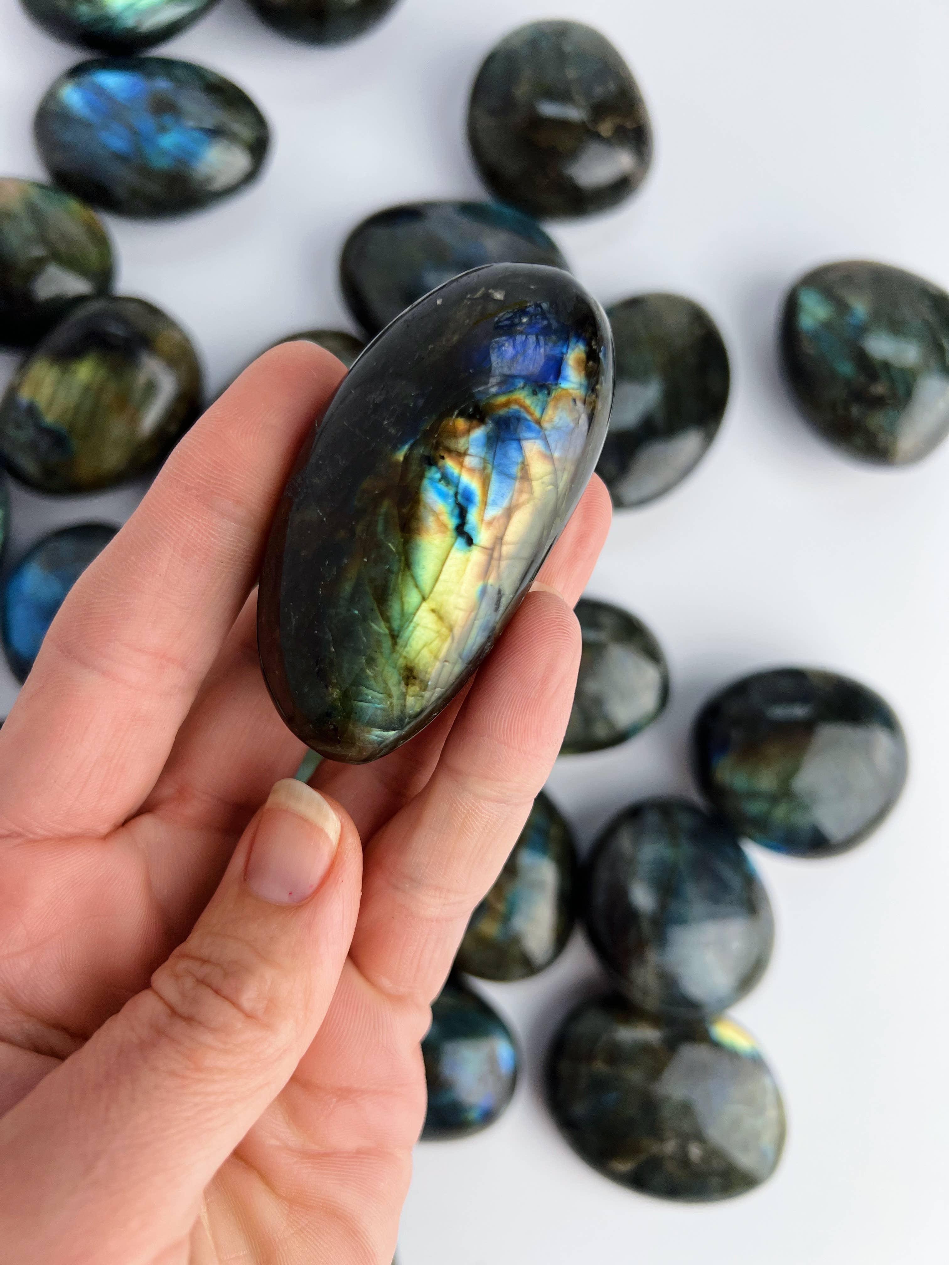 Terra Dawn Minerals – wholesale Andlig sten/kristall – Labradorit kristallpalmstenar4