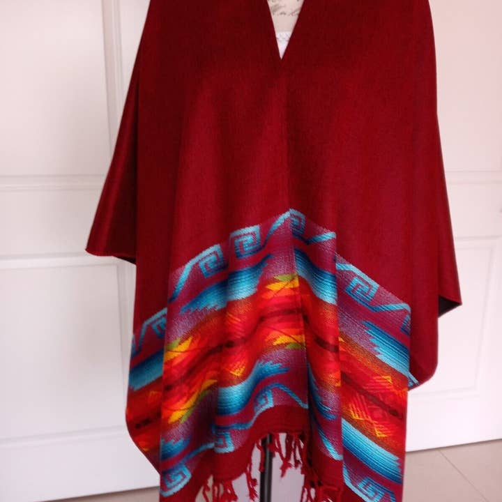 Poncho andino artesanal rojo negro con flecos de alta calidad para venta al por mayor de Treasure of ANDES
