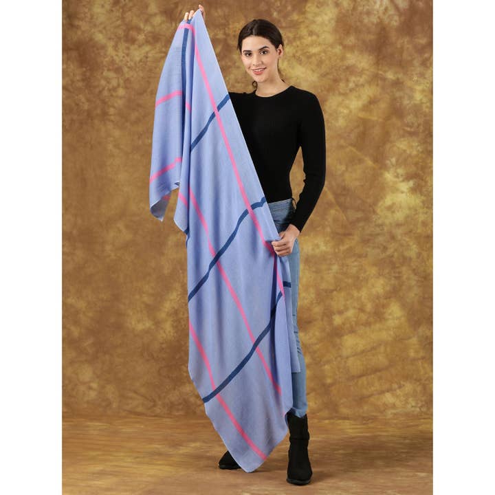 Handgeschilderde Lichtblauwe Wol Zijde Sjaal voor wholesale door HeritageModa