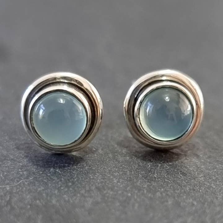 Orecchini a Perno in Calcedonio Piccolo e Rotondo, Argento Sterling 925, S16C per la vendita all'ingrosso da parte di Mistry Gems