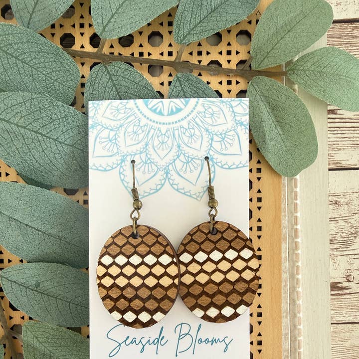 Boucles d'oreilles bohèmes peintes à la main en bois d'érable léger pour la vente par Seasideblooms