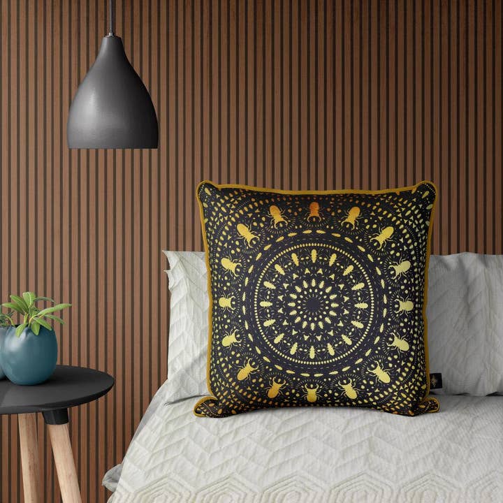 The Curious Department - Vendita all'ingrosso Cuscini decorativi - Insetto mandala nero e oro: cuscino in velluto1