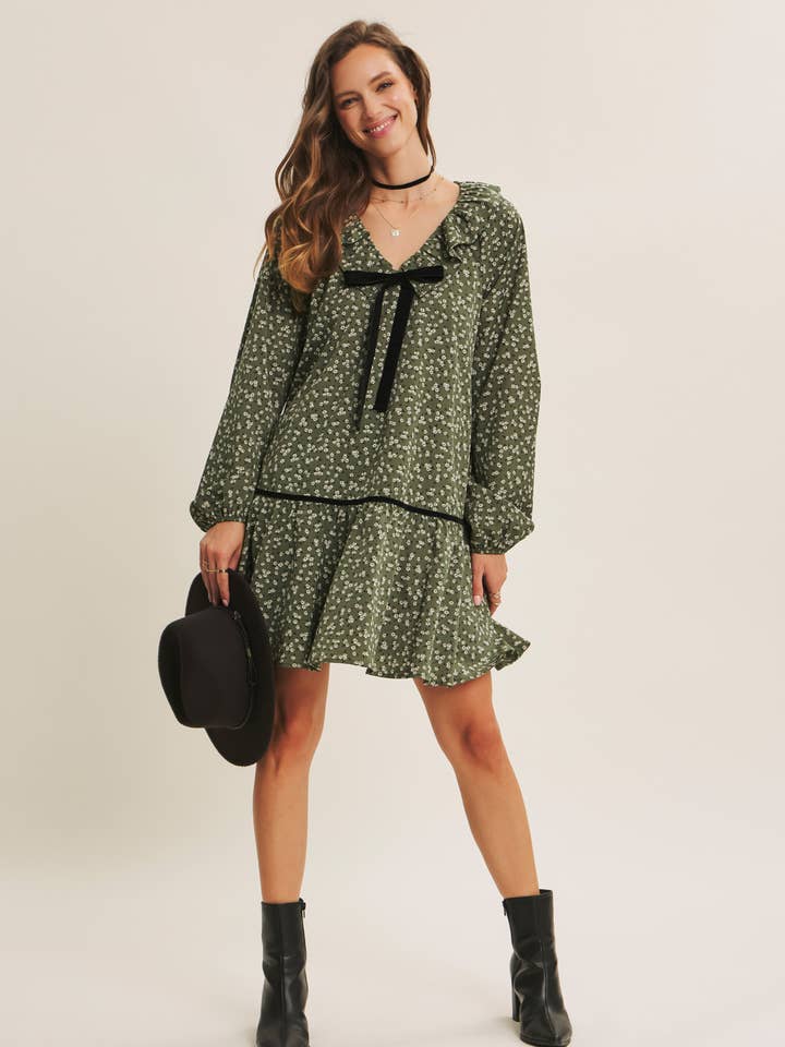 MINIVESTIDO COM GOLA DE FOLHOS FLORAL E CONTRASTE DE VELUDO por atacado de in february