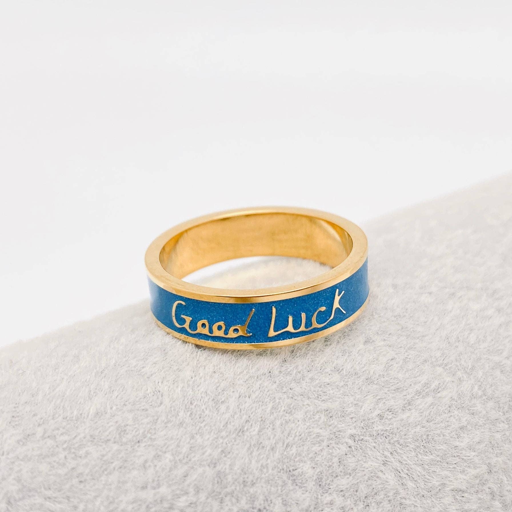Mio Queena – Anel de cocktail/declaração por atacado – Anel em Aço com Banhado a Ouro 18K 'Good Luck' Esmalte Azul - FGS0