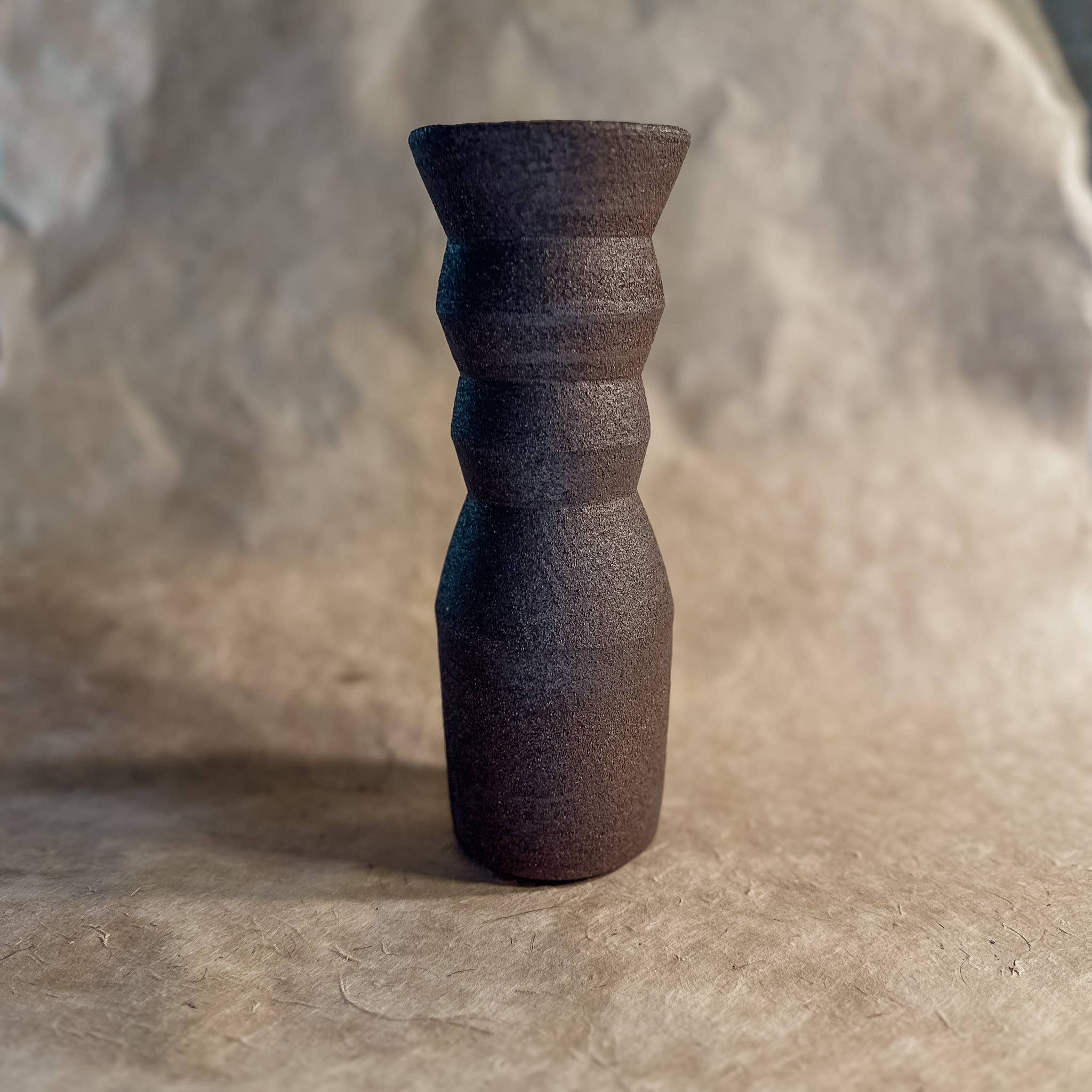 Olivia Snow Ceramics - Venta al por mayor Floreros - Jarrón No. 1 Jarrón de cerámica angular hecho a mano en marrón oscuro0