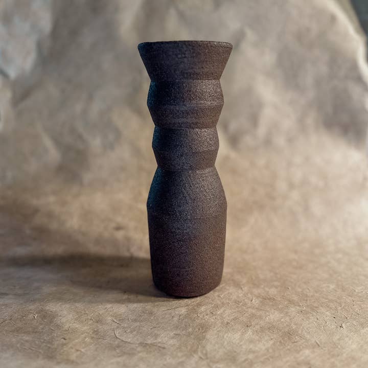 Olivia Snow Ceramics – Großhandel Vasen – Vase Nr. 1 Handgefertigte abgewinkelte Keramikvase in Dunkelbraun