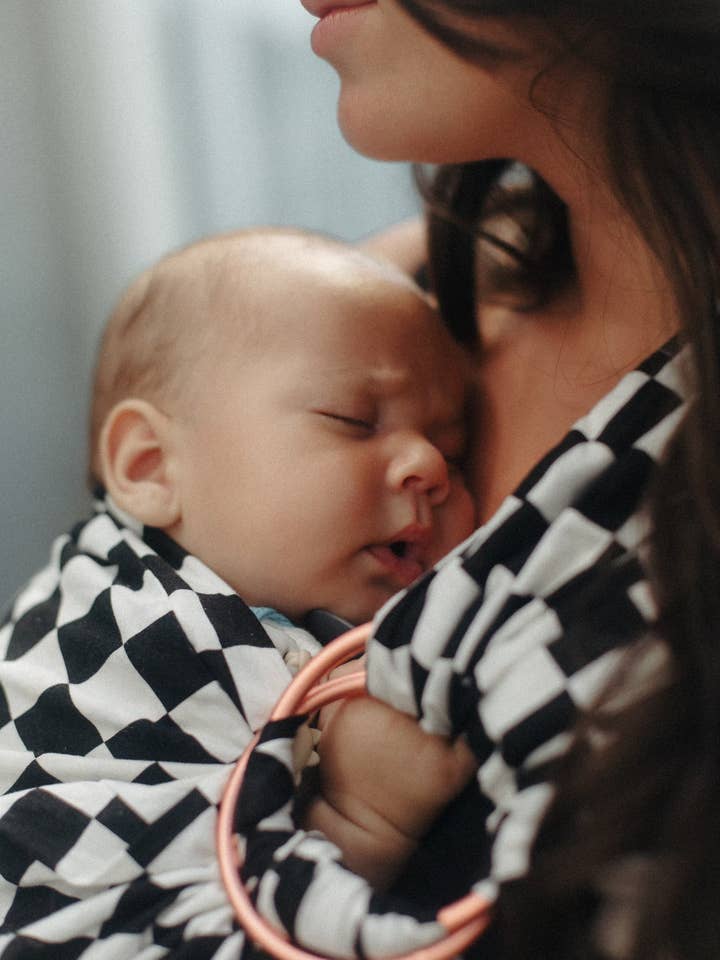 Race Ring Sling-bärsele för wholesale av Little Mae and Co