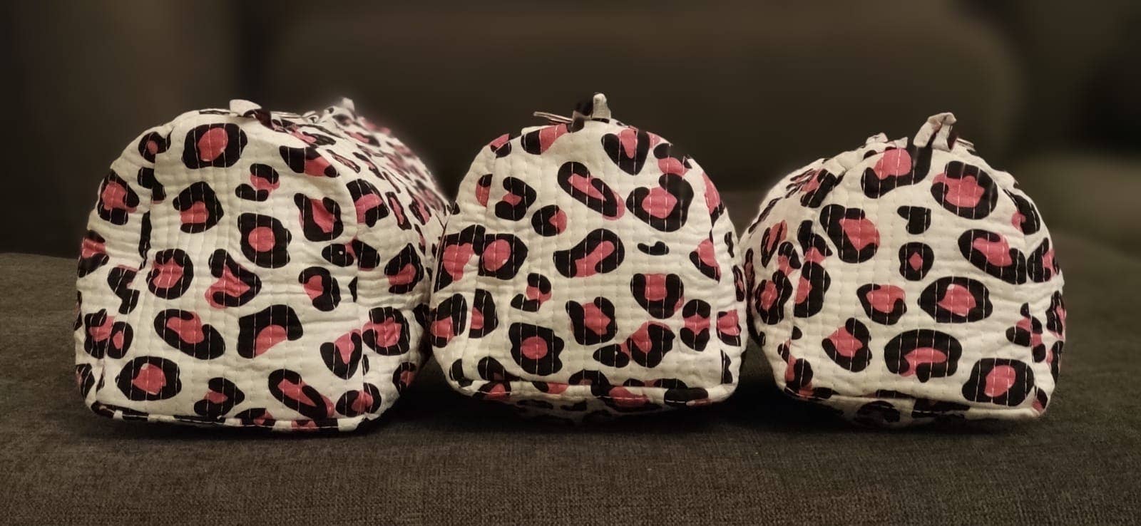 Ayras World - Vendita all'ingrosso Borsa per trucchi/cosmetici - Set di 3 beauty case in cotone con stampa leopardata rosa per viaggio e trucco1