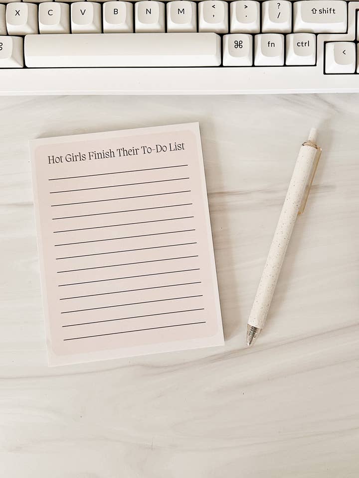 Heiße Mädchen beenden ihren Notizblock mit To-Do-Listen für den Großhandel von The Good Teacher Co