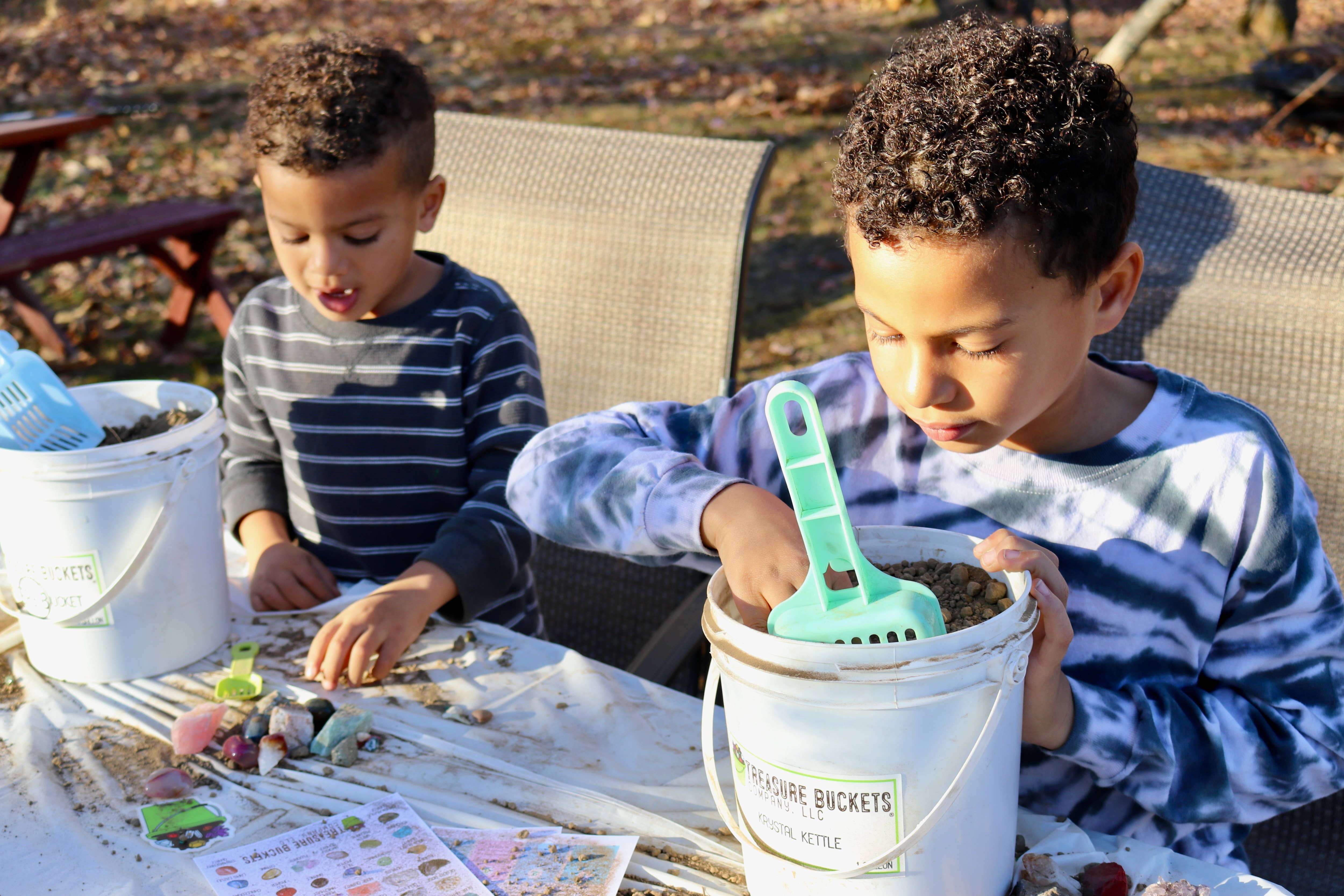 Treasure Buckets Co., LLC - Vente Kit de bricolage – enfant - Tumbled Krystal Kettle Gem Seau pour mines - Cristaux6