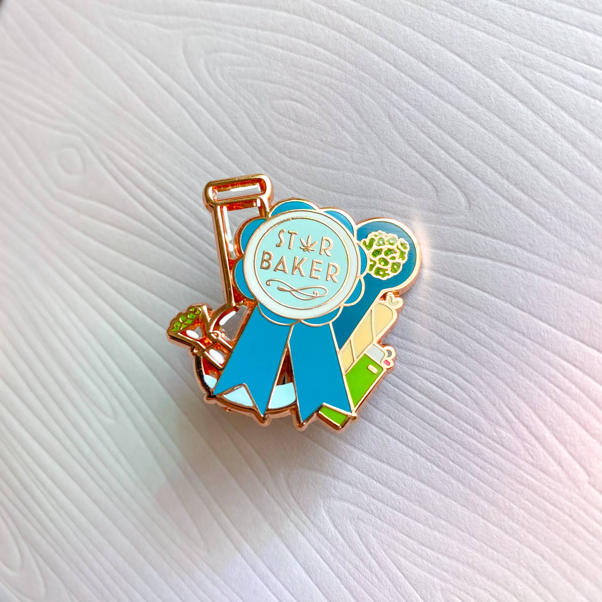 Chelzart - Vente Épinglettes/boutons - Épinglette Star Baker | Épinglette en émail Weed | 420 Friendly Accessory3