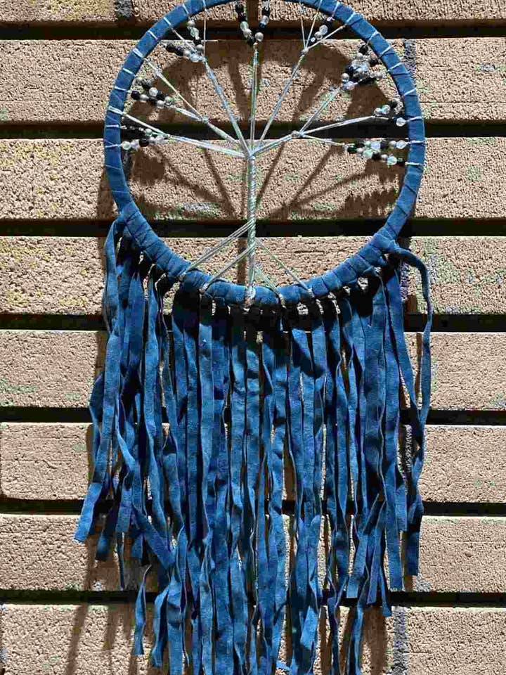 Attrape-rêves Tree Of Life en cuir bleu (L) pour la vente par Katmandu Trading Co.