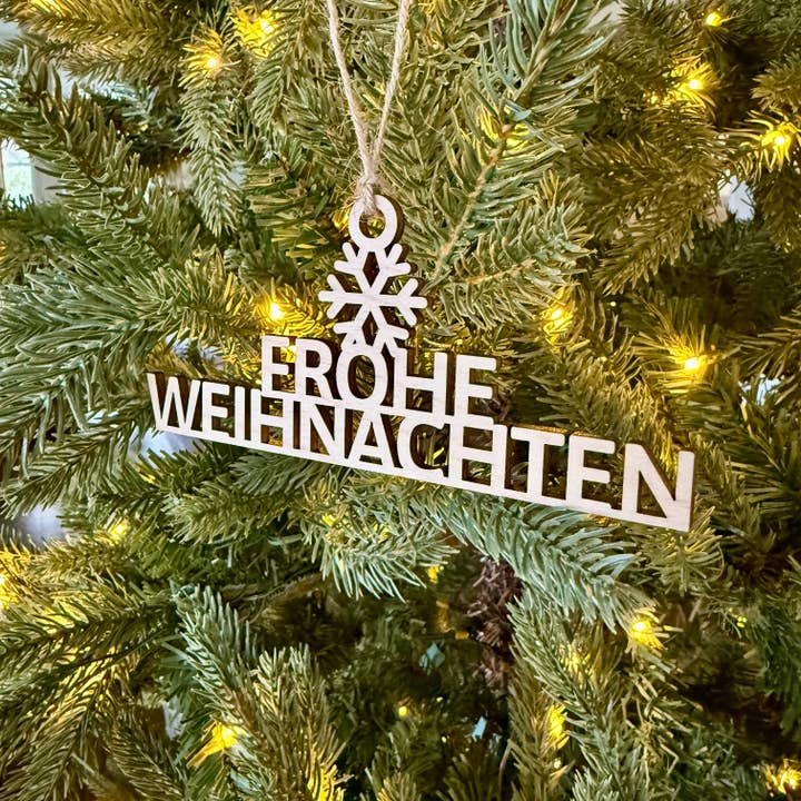 FROHE WEIHNACHTEN Ornamento in legno tedesco Buon Natale© per la vendita all'ingrosso da parte di Aurora North Home