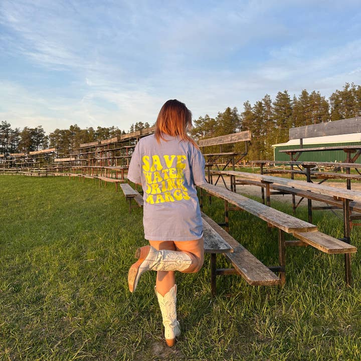 ÉCONOMISEZ L'EAU BUVEZ DES MARGS T-SHIRT pour la vente par Wild & Wanted