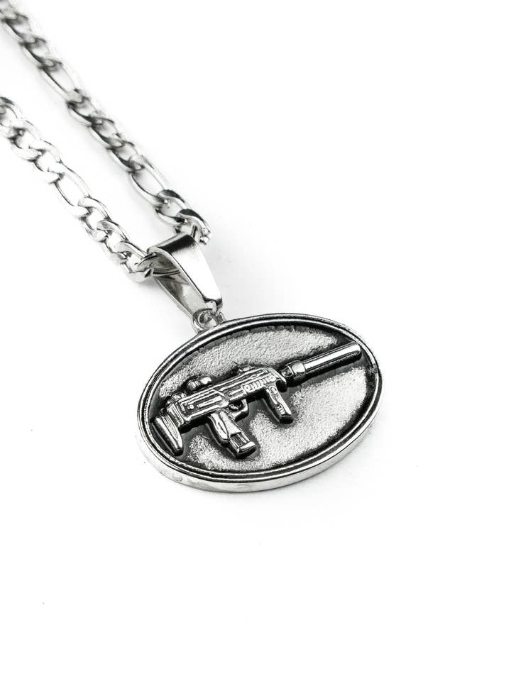 Pendentif & Chaîne "Move in Silence" pour la vente par SAVAGE TACTICIANS