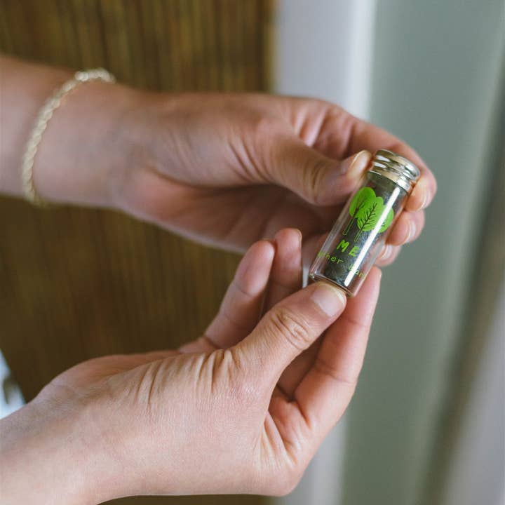 Me Mother Earth – Engroshandel Tandtråd – Bionedbrydelig vegansk tandtråd med bambuskul og genpåfyldelig glasbeholder1