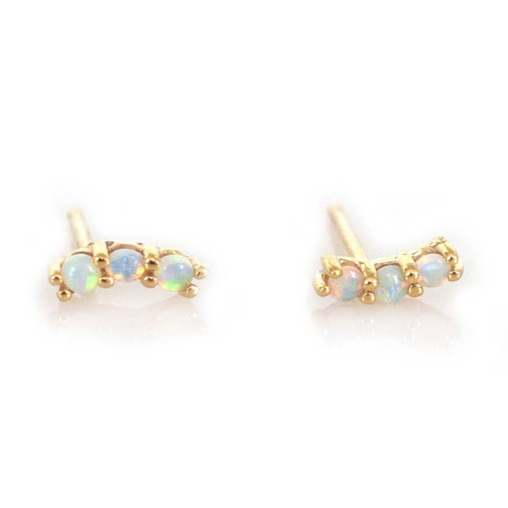 Clous d'oreilles incurvés en forme de mini-opale en or massif pour la vente par La Kaiser