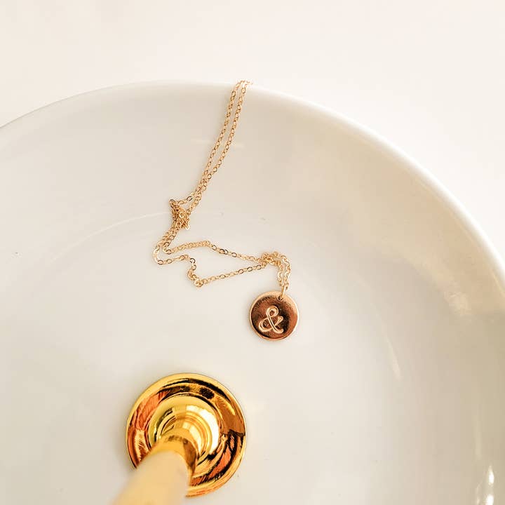 Ampersand Anxiety 13 mm Halskette in Gold, Roségold und Silber für den Großhandel von GiGisPetals