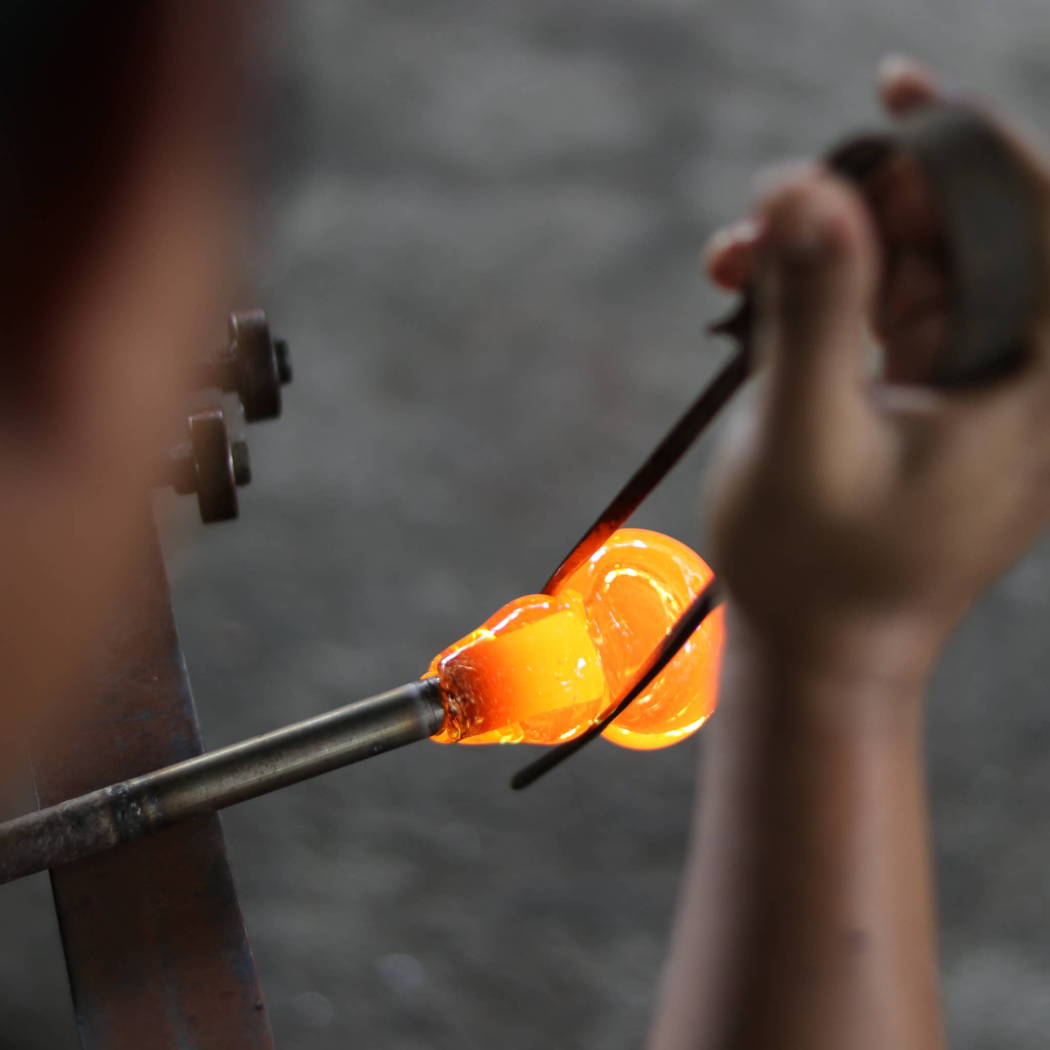 Cohasset Gifts - Wholesale Vaas - Vaas van gesmolten glas en hout - ongeveer 8” hoog1