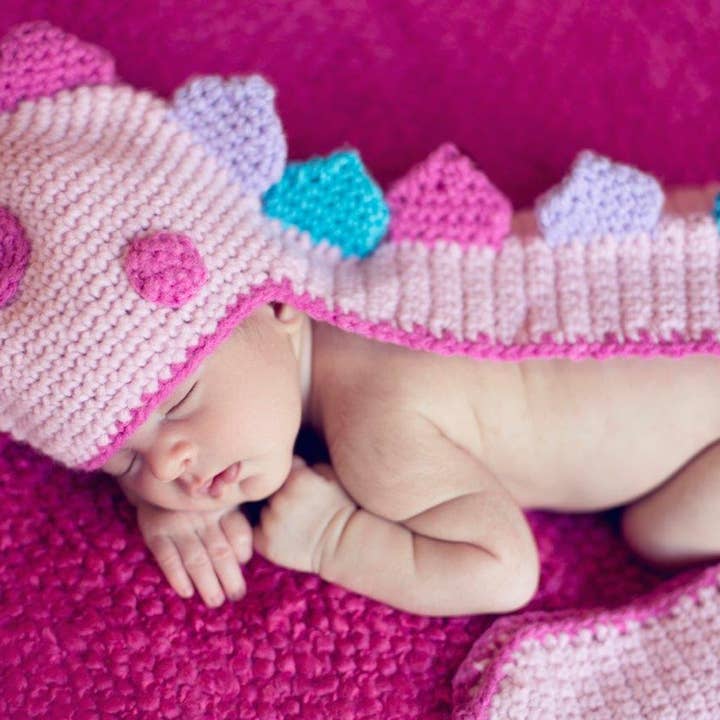 Bonnet cadeau pour bébé Hirloom Handmade Crocheted Dinosaure rose pour la vente par The Daisy Baby LLC