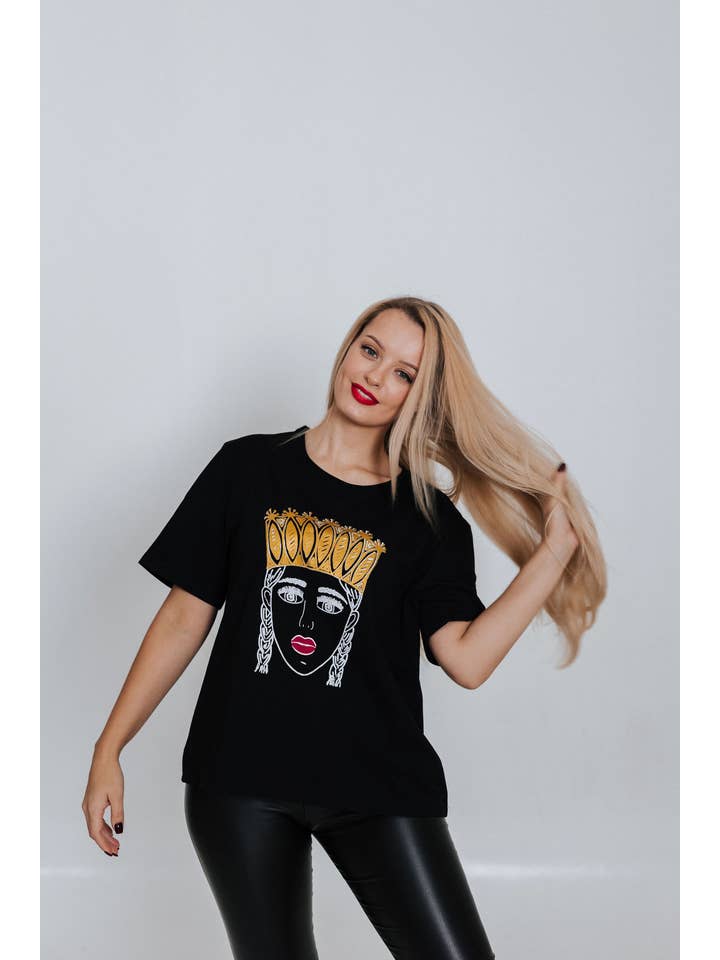 RADADA - Venta al por mayor Camiseta serigrafiada - Mujer - CHICA CON UNA CORONA Y LABIOS ROJOS. CAMISETA NEGRA2