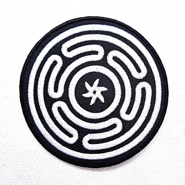 Écusson en fer à repasser pour roue d'Hécate pour la vente par Junkyard Witch