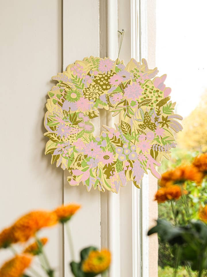 Couronne de fleurs printanières pour la vente par East End Press