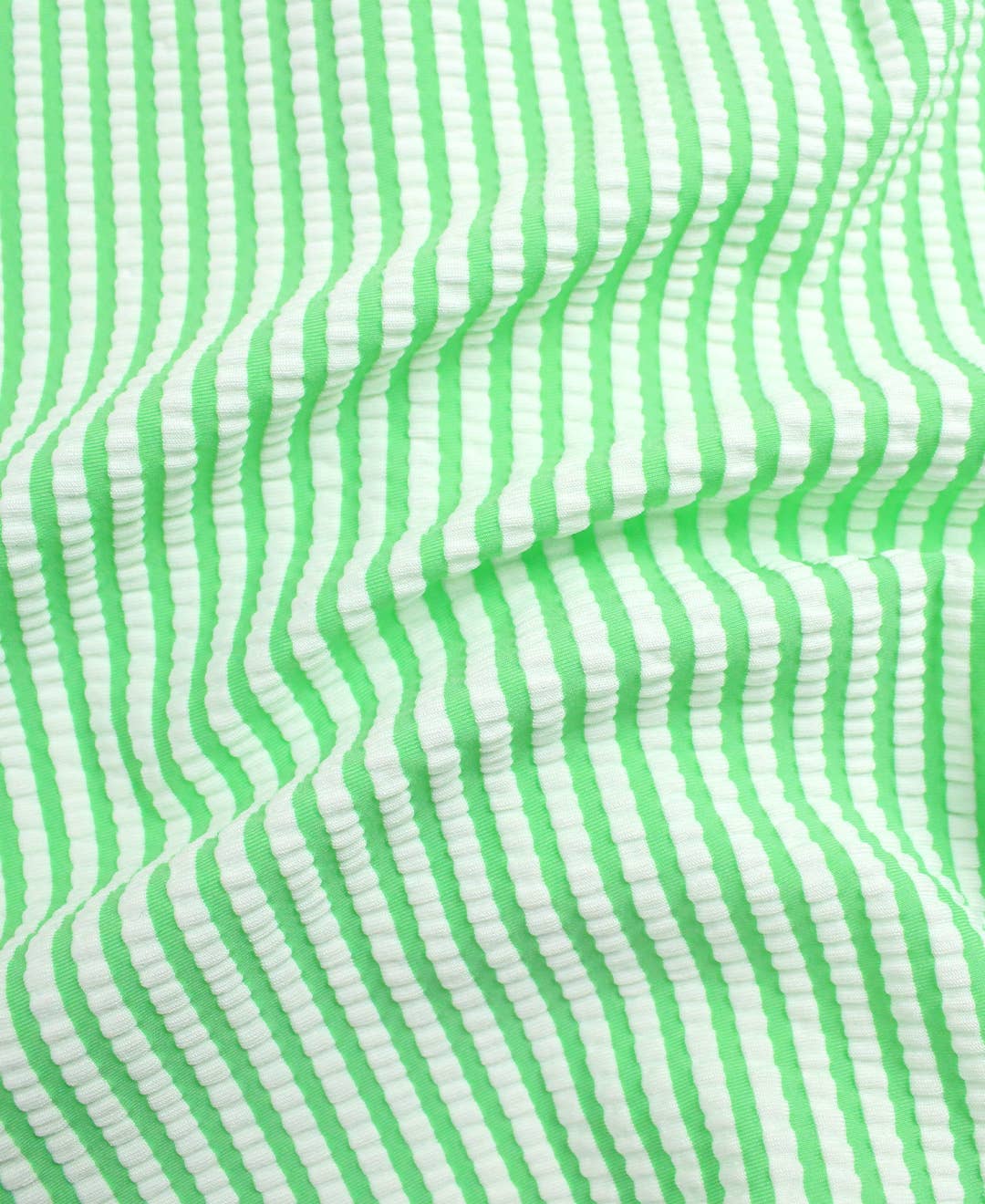 Grøn Babypiger forårsgrøn seersucker langærmet rashguard badedragt med karakteristiske bagpå-ruffles for engroshandel på Faire8