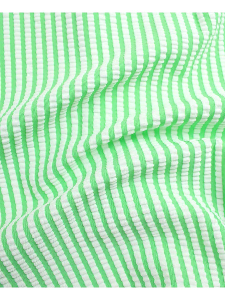 Grøn Babypiger forårsgrøn seersucker langærmet rashguard badedragt med karakteristiske bagpå-ruffles for engroshandel på Faire8