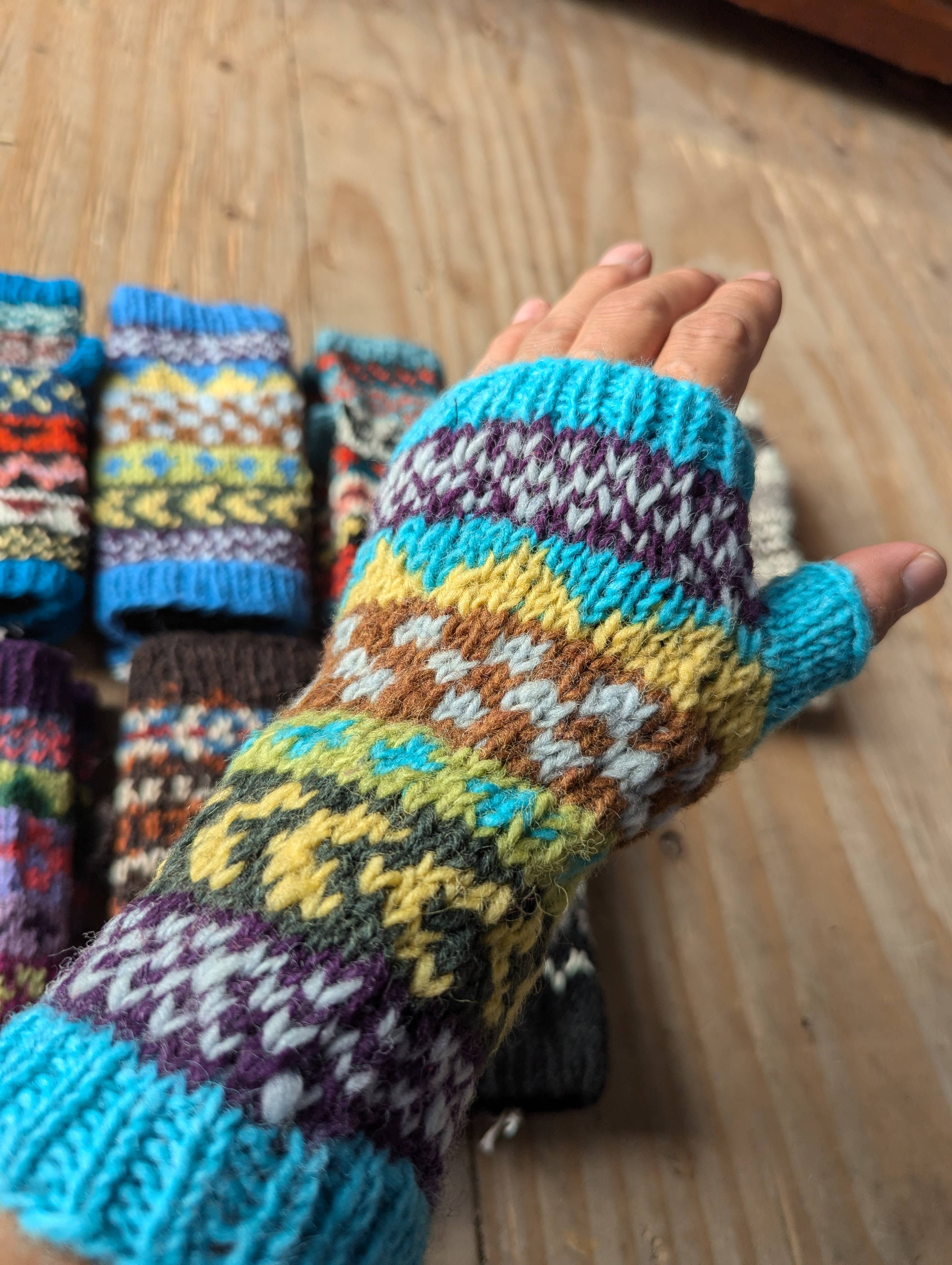 Tenzing Collections – Großhandel Handschuhe – Unisex – Handgefertigte, fleecgefütterte, bunte Wollstrick-Fingerlose Handschuhe9