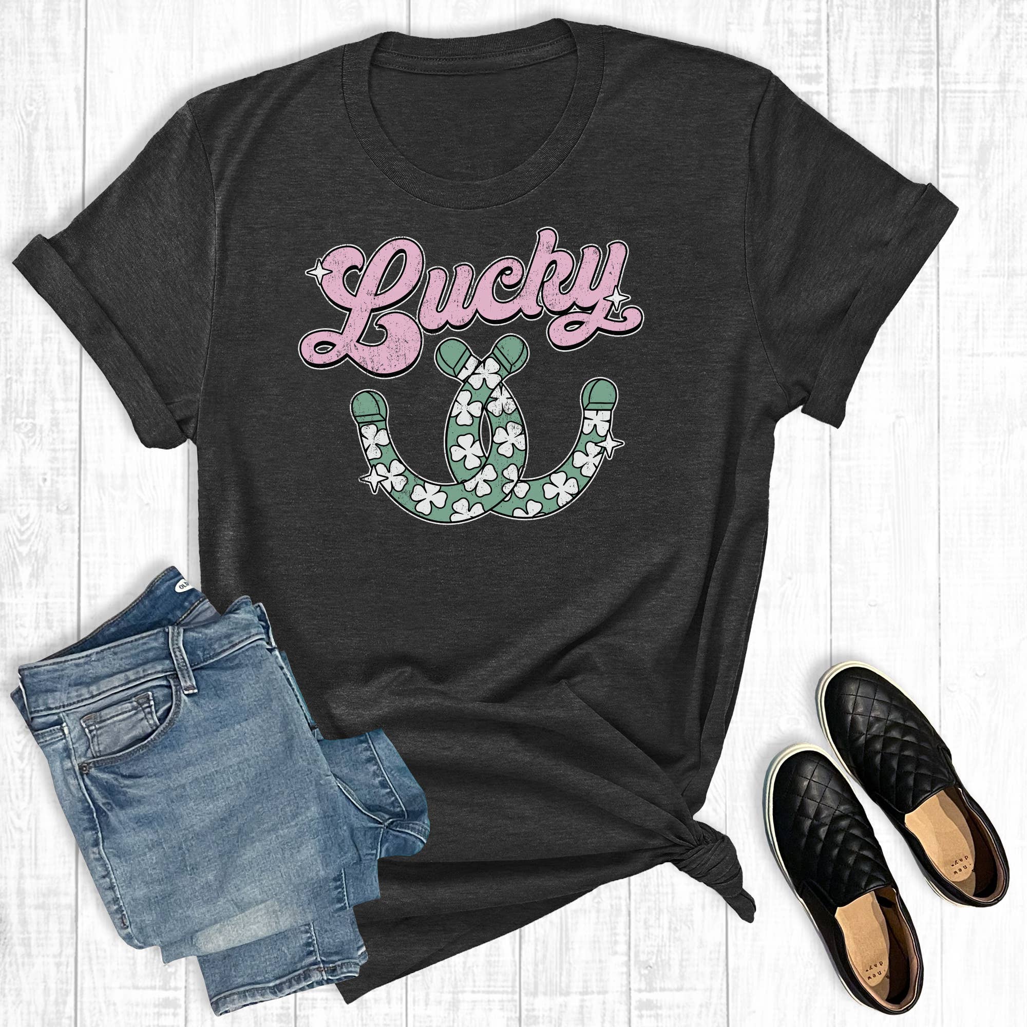 Charbon T-shirt illustré Lucky St Patrick's Day Horseshoe en vente sur Faire0