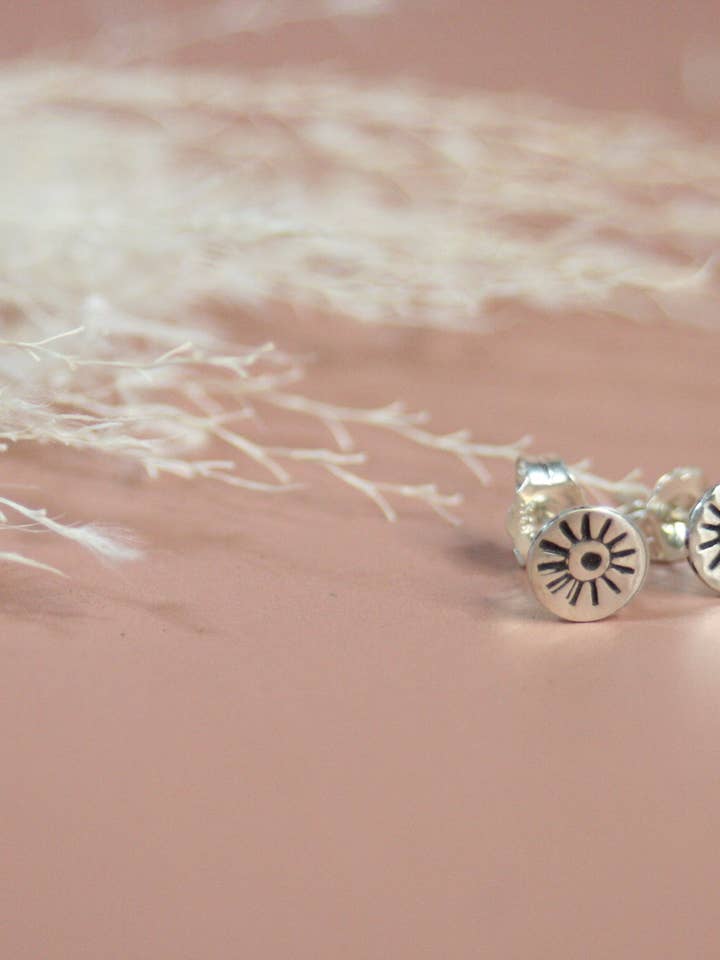 Sonnengeprägte Ohrstecker - Recyceltes Sterlingsilber für den Großhandel von Bean and Bear Studio