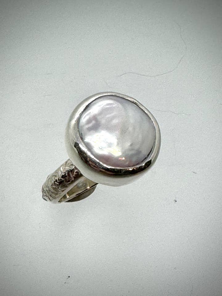 Sterling- und Süßwasser-Münzperlenring für den Großhandel von Morgan McGeehan Designs