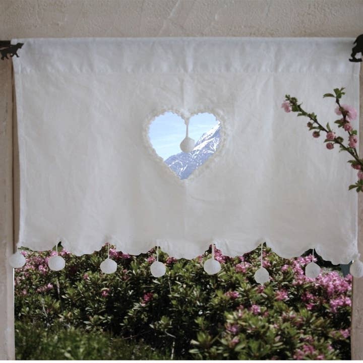 Tenda brise bise con pompon bianchi per la vendita all'ingrosso da parte di LES SCULPTEURS DU LAC