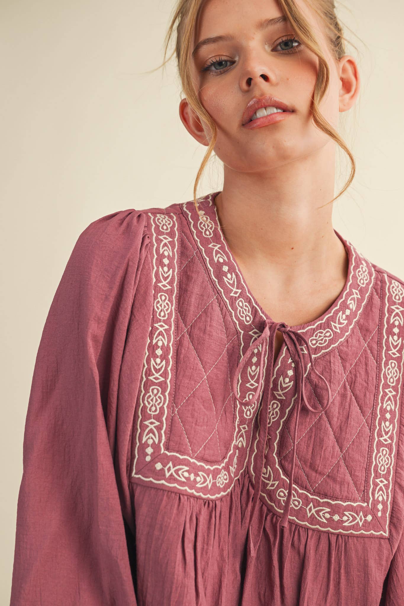 &MERCI - Vendita all'ingrosso Camicetta - Donna - Blusa con maniche a palloncino e rifiniture ricamate MTP422315